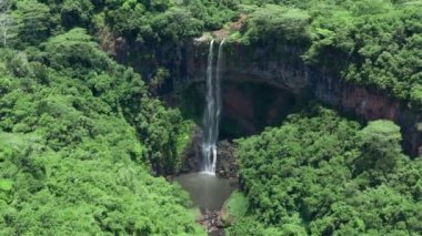 Vahşi ormandaki peri şelalesi. Harika bir tatlı su şelalesi akıyor. Kükreyen bir deresi olan orman kayaları. Doğa şelalesinin hava manzarası.