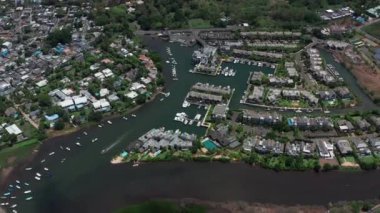 Hava görüntüsü. Yatlar lüks evlerin yakınına park edilmiş. Grande Riviere Noire, Mauritius Adası