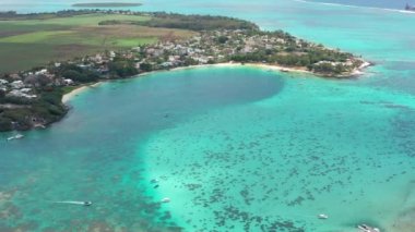 Mauritius 'un güzel mercan resifinin havadan görünüşü. Mauritius adasındaki inanılmaz mercan resifi ve mavi göl.