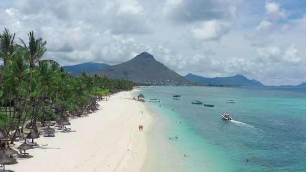Αεροφωτογραφία. Η δυτική ακτή του παραδείσου νησιού Μαυρίκιος είναι γεμάτη με ωραίες παραλίες και πολυτελή θέρετρα. — Αρχείο Βίντεο
