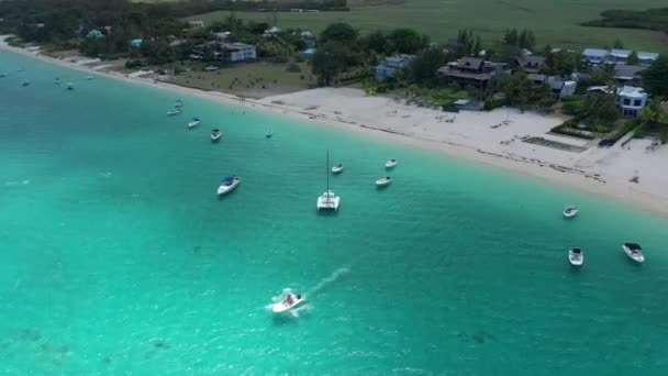 Luchtfoto van de oceaan in Mauritius. Turkoois water met zandbanken, rif en een eiland. Rondvliegend op een wakeboardboot — Stockvideo