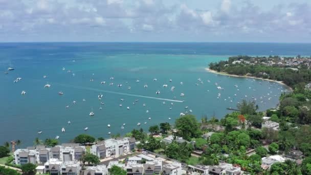 Luchtfoto 's. Jachten staan geparkeerd in de buurt van luxe huizen. Grande Riviere Noire, eiland Mauritius — Stockvideo