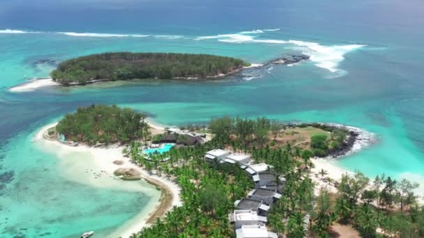 Vista aérea do belo recife de coral da Maurícia. Incrível recife de coral e lagoa azul na ilha de Maurício — Vídeo de Stock