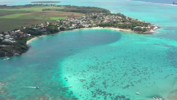 Mauritius 'un güzel mercan resifinin havadan görünüşü. Mauritius adasındaki inanılmaz mercan resifi ve mavi göl. — Stok video