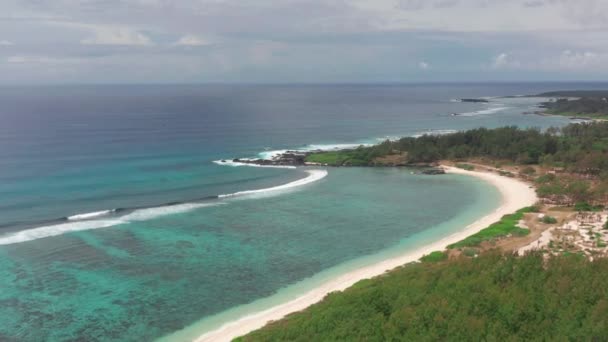 Letecký pohled na krásný korálový útes na Mauriciu. Úžasný korálový útes a modrá laguna na ostrově Mauricius — Stock video