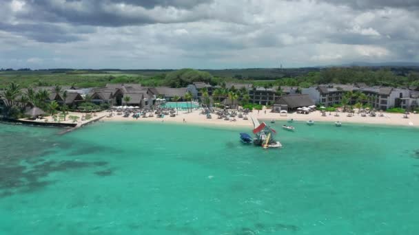 Basen w luksusowym kurorcie lub hotelu z widokiem na drzewo kokosowe i plaży pod tępym niebem rano, Mauritius — Wideo stockowe