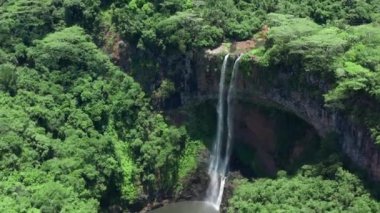 Vahşi ormandaki peri şelalesi. Harika bir tatlı su şelalesi akıyor. Kükreyen bir deresi olan orman kayaları. Doğa şelalesinin hava manzarası.