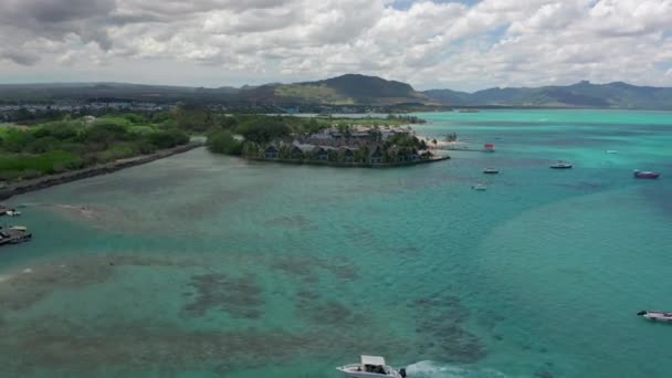 Drone panoramique survolant une île privée, Maldives, Île tropicale — Video