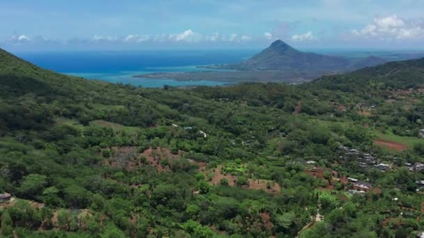 View from the height of the snow-white beach of Le Morne on the island of Mauritius in the Indian Ocean. Green jungle. — Stockvideo