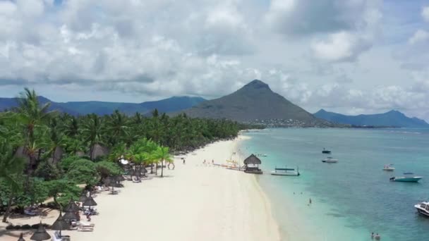 Letecký pohled. Západní pobřeží ráje ostrov Mauricius je posetý krásnými plážemi a luxusními letovisky. — Stock video