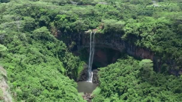 Luchtfoto voorwaarts op waterval in bos — Stockvideo