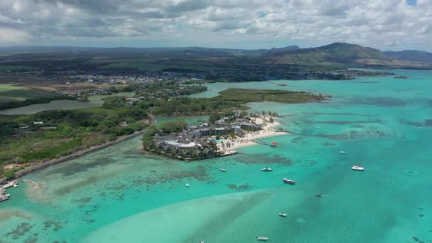 Pool i luksus resort eller hotel med udsigt over kokos træ og strand under kedelig himmel om morgenen, Mauritius – Stock-video