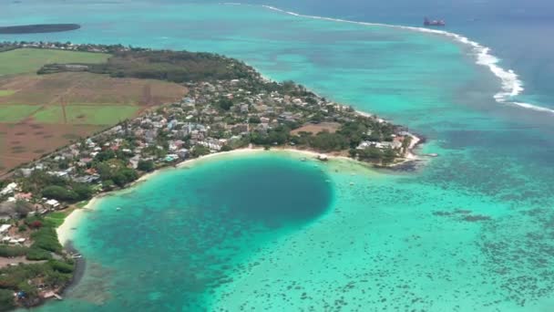 야자나무, 나무로 만든 별장, 하얀 모래, 청록색맑은 물, 하늘을 볼 수있는 열 대의 섬. 몰디브, 보라 보라, 모리셔스, 세이셸, 필리핀, 하와이 — 비디오