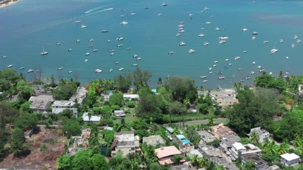 Hava görüntüsü. Yatlar lüks evlerin yakınına park edilmiş. Grande Riviere Noire, Mauritius Adası — Stok video
