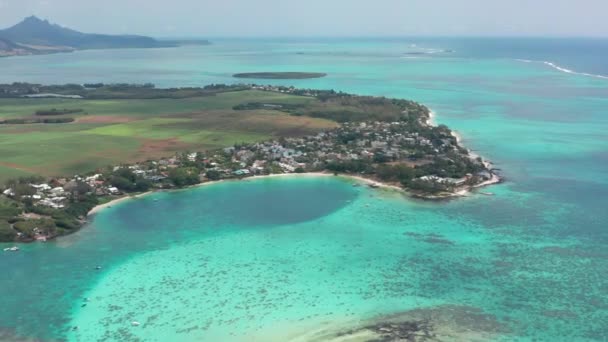 Veduta aerea della bellissima barriera corallina di Mauritius. Incredibile barriera corallina e laguna blu sull'isola di Mauritius — Video Stock