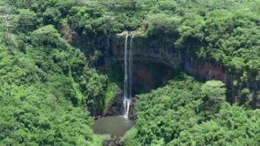 Vahşi ormandaki peri şelalesi. Harika bir tatlı su şelalesi akıyor. Kükreyen bir deresi olan orman kayaları. Doğa şelalesinin hava manzarası.