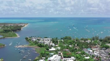 Hava görüntüsü. Yatlar lüks evlerin yakınına park edilmiş. Grande Riviere Noire, Mauritius Adası