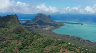 Hint Okyanusu 'ndaki Mauritius adasındaki Le Morne' nin kar beyazı plajının yüksekliğinden bir görüntü. Yeşil orman.