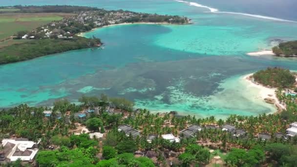 Schwimmbad im Luxus-Resort oder Hotel mit Blick auf Kokospalme und Strand unter trübem Himmel am Morgen, Mauritius — Stockvideo