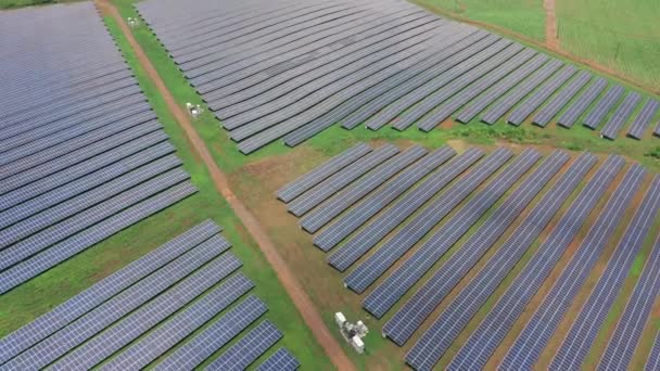 Vista aérea. Central de energia solar painéis em uma fileira nos campos de energia verde ecologia elétrica inovação ambiente da natureza. Energias renováveis — Vídeo de Stock