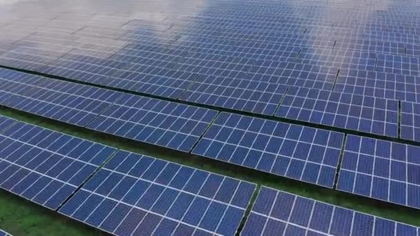 Vista aérea. Central de energia solar painéis em uma fileira nos campos de energia verde ecologia elétrica inovação ambiente da natureza. Energias renováveis — Vídeo de Stock