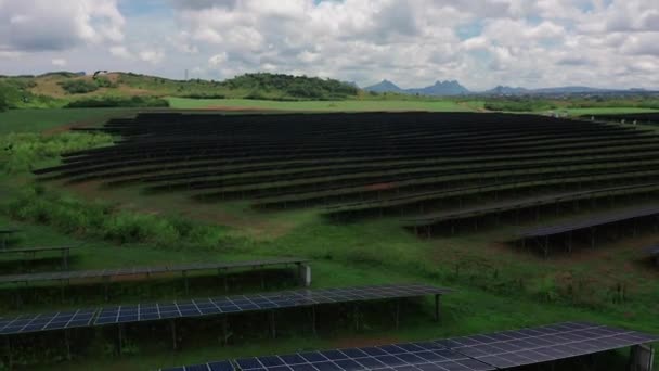 Luchtfoto van groen veld met zonnepanelen voor duurzame elektriciteitsproductie. — Stockvideo