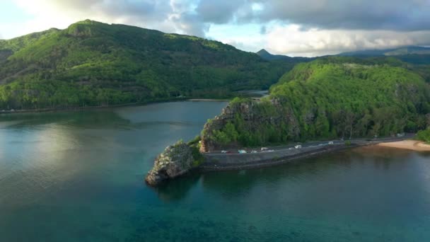 Der Strand von Maconde badet im schönen Sonnenlicht mit einer atemberaubenden Landschaft. Luftaufnahme der schönen Landschaft von Mauritius. — Stockvideo