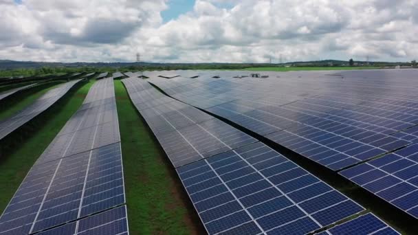 Снимок рядов солнечных панелей на солнечной электростанции — стоковое видео