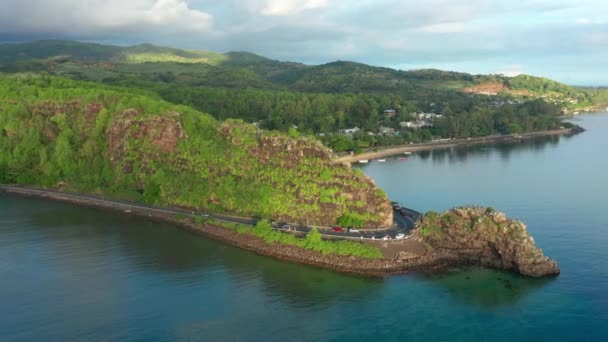 Der Strand von Maconde badet im schönen Sonnenlicht mit einer atemberaubenden Landschaft. Luftaufnahme der schönen Landschaft von Mauritius. — Stockvideo