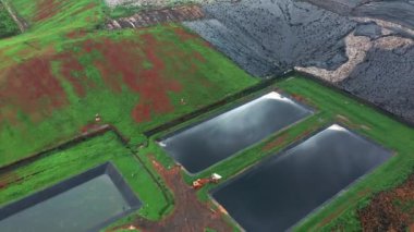 Mauritius adasında büyük bir çöp yığını. Yukarıdan bir hurda yığını. Ev atıklarının kullanımı. Plastiğin reddi