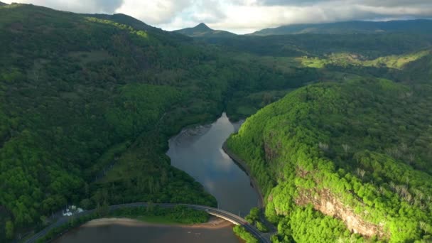 Maconde spiaggia balneabile in bella luce del sole con incredibile paesaggio circostante. Scatto aereo del bellissimo paesaggio di Mauritius. — Video Stock