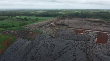 Mauritius adasında büyük bir çöp yığını. Yukarıdan bir hurda yığını. Ev atıklarının kullanımı. Plastiğin reddi
