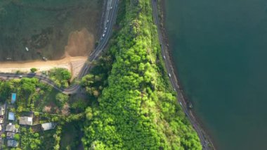 Maconde plajı güzel güneş ışığıyla banyo yapıyor. Etrafı inanılmaz bir manzarayla çevrili. Güzel Mauritius manzarasının hava görüntüsü..