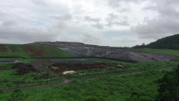 Grande lixeira na ilha de Maurício. Um ferro-velho de cima. Utilização de resíduos domésticos. Recusa de plástico — Vídeo de Stock