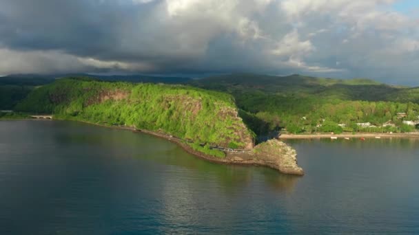 Praia de Maconde banhar-se em bela luz solar com paisagem circundante incrível. Fotografia aérea da bela paisagem Maurícia. — Vídeo de Stock