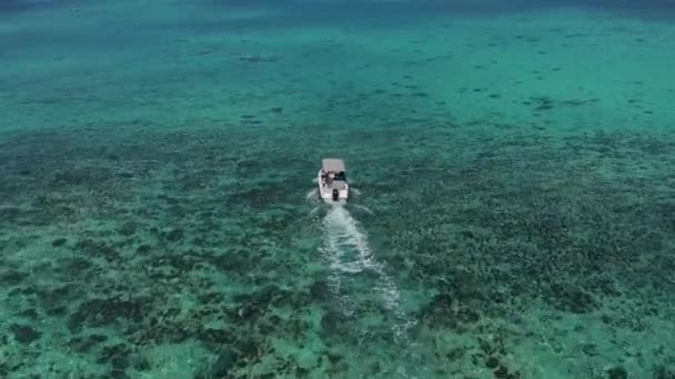 VÃ deo de rastreamento aéreo drone de luxo iate cruzeiro em mar azul profundo oceano aberto — Vídeo de Stock
