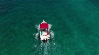 Derin mavi okyanus denizinde seyahat eden lüks yatın hava aracı izleme videosu.