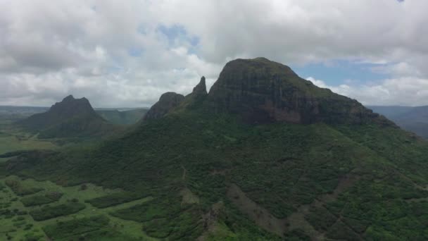 Tiroteio de cima para baixo os picos das montanhas e selvas de Maurício, o céu nas nuvens. Voo sobre o pico da montanha — Vídeo de Stock