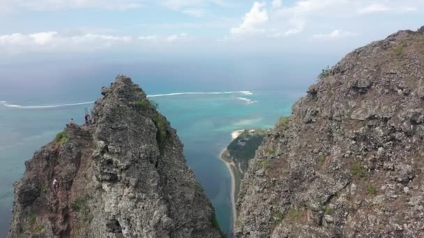 Переліт через вершину гори. Гора Морн Брабант на Маврикії. Екзотичний острів з прекрасною лагуною. — стокове відео