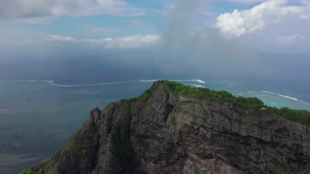 Vlucht over de top van de berg. Le Morne Brabant berg in Mauritius. Exotisch eiland met prachtige lagune — Stockvideo