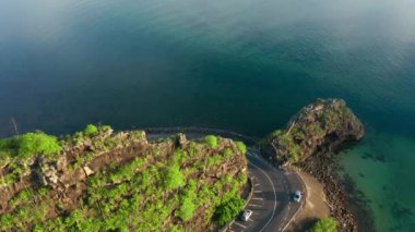 Maconde plajı güzel güneş ışığıyla banyo yapıyor. Etrafı inanılmaz bir manzarayla çevrili. Güzel Mauritius manzarasının hava görüntüsü..