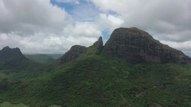 Tepeden tırnağa Mauritius ormanları ve dağların zirveleri, bulutların içindeki gökyüzü. Dağın zirvesine doğru uç. — Stok video