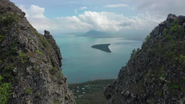 Vlucht over de top van de berg. Le Morne Brabant berg in Mauritius. Exotisch eiland met prachtige lagune — Stockvideo