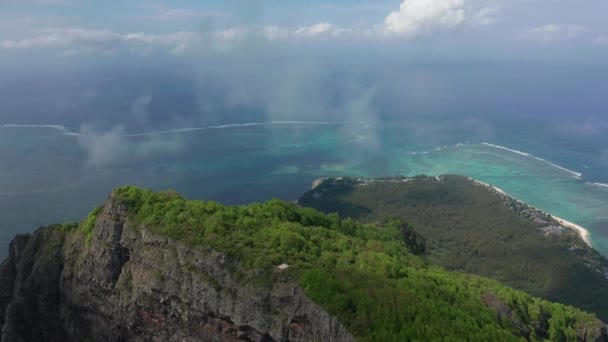 Flyg över bergets topp. Le Morne Brabant-berget på Mauritius. Exotisk ö med vacker lagun — Stockvideo