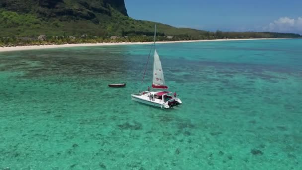 Vista aérea Maurício, catamarã veleiro em lagoa azul. Ilha do paraíso tropical. Viagem exótica escapadela de férias, destino romântico lua de mel. — Vídeo de Stock