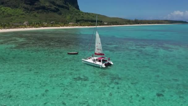 Luchtfoto Mauritius, zeilboot catamaran in blauwe lagune. Tropisch paradijselijke eiland. Exotische vakantie uitje, romantische huwelijksreis bestemming. — Stockvideo