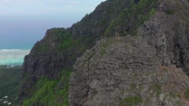 Dağın zirvesine doğru uçun. Mauritius 'taki Le Morne Brabant Dağı. Güzel gölü olan egzotik bir ada.