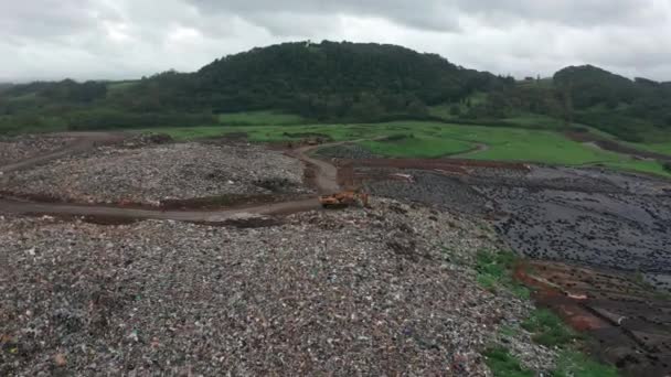 Un gran basurero en la isla de Mauricio. Patio de chatarra desde arriba. Utilización de residuos domésticos. Denegación de plástico — Vídeo de stock