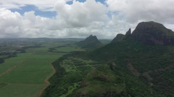 Skjuta från topp till botten topparna av berg och djungler Mauritius, himlen i moln. Flyg över toppen av berget — Stockvideo