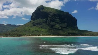Dağın zirvesine doğru uçun. Mauritius 'taki Le Morne Brabant Dağı. Güzel gölü olan egzotik bir ada.
